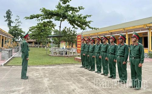 Tư thế, tác phong chuyên nghiệp của người lính trẻ mỗi khi tham gia huấn luyện điều lệnh, đội hình, đội ngũ.