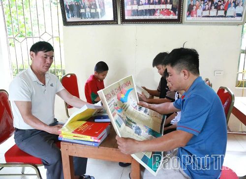 Tủ sách tại nhà văn hóa thôn trở thành điểm đến quen thuộc, góp phần lan tỏa thói quen đọc sách trong cộng đồng dân cư xã Hợp Lý.