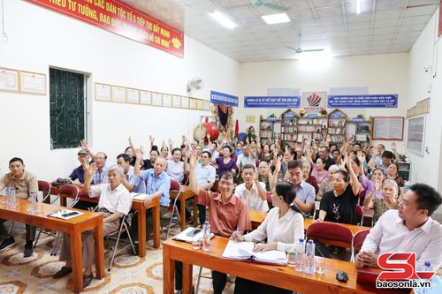 Nhân dân tổ 5 Chiềng Lề, phường Tô Hiệu biểu quyết thông qua Đề án sắp xếp bản, tổ dân phố.