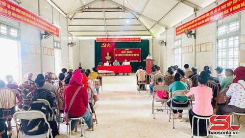 Xã Lóng Phiêng tổ chức hội nghị xin ý kiến cử tri về phương án sáp nhập bản.