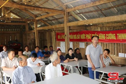 Nhân dân bản Pắc Bẹ A cho ý kiến vào phương án sáp nhập bản.