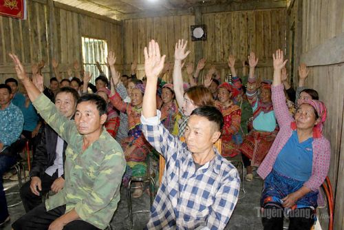 Người dân thôn Chúng Phùng, xã Tân Tiến biểu quyết đồng thuận với chủ trương sáp nhập thôn, tổ dân phố.