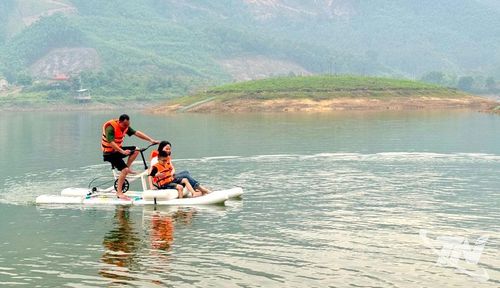 Sau những giờ làm việc căng thẳng, nhiều người lựa chọn môn thể thao trên mặt nước.