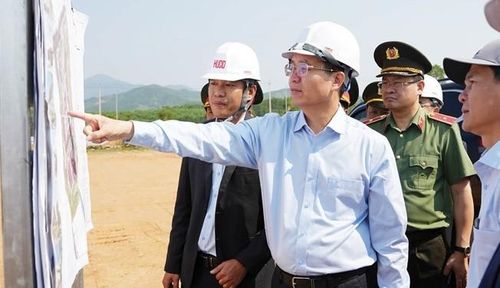 UVTW Đảng, Bí thư Thành ủy, Trưởng đoàn ĐBQH thành phố Nguyễn Đình Trung kiểm tra tiến độ thi công dự án trường liên cấp ở các xã A Lưới