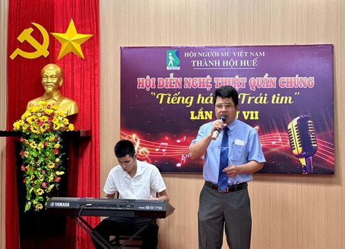 Biểu diễn tiết mục "Thương về Cố đô"