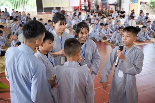 Các em trong thời khóa sinh hoạt hè
