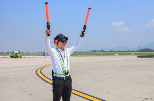 Trong thời tiết nắng nóng, anh Uyên phải duy trì sự tỉnh táo tuyệt đối để bảo đảm tàu bay lăn đúng tim tuyến, đúng tốc độ và dừng chính xác tại vị trí quy định.