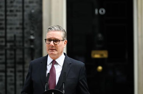 Ông Keir Starmer tuyên bố từ chức lãnh đạo Công đảng và Thủ tướng Anh bên ngoài Phủ Thủ tướng tại số 10 phố Downing, ngày 22/6. Ảnh: Bloomberg