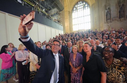 Ông Andy Burnham cùng các đồng nghiệp tại Sảnh Westminster khi ông trở lại Hạ viện sau khi giành chiến thắng trong cuộc bầu cử bổ sung tại Makerfield tuần trước. Ảnh: PA/AP