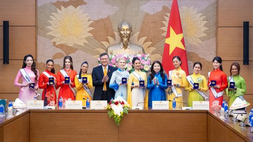 Lãnh đạo Văn phòng Quốc hội và Hội đồng Dân tộc tặng quà cho các thí sinh. Ảnh: Phạm Thắng