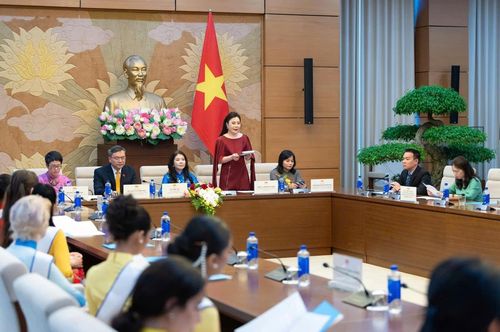 Chủ tịch Miss Multicultural World 2026 Phan Kim Oanh phát biểu. Ảnh: Phạm Thắng