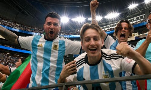Cổ động viên Argentina phấn khích với màn trình diễn của Messi