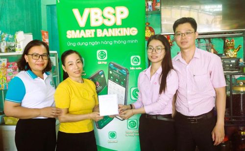 Hiện, có khoảng 50% số khách hàng vay vốn NHCSXH chi nhánh Lâm Đồng đã mở dịch vụ VBSP SmartBanking.