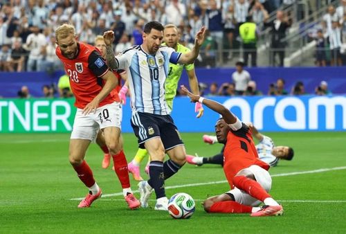 Ở sân khấu World Cup, Messi vẫn biết cách khiến cả thế giới đắm say bằng thứ bóng đá của riêng mình. Ảnh: Reuters.
