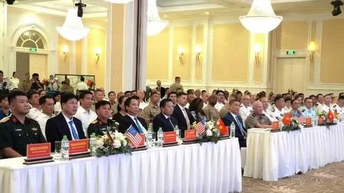 Các đại biểu tham dự buổi làm việc