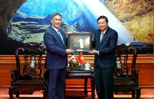 Đồng chí Lê Hồng Vinh tặng quà lưu niệm cho ông Hùng Cao.