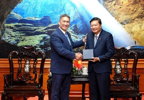 Ông Hùng Cao tặng quà lưu niệm cho đồng chí Lê Hồng Vinh.