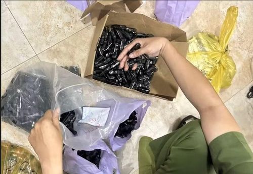 Niêm phong vỏ chứa tinh dầu nghi chứa ma túy đưa đi giám định