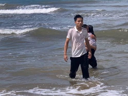 Trung mặc nguyên bộ quần áo đi du lịch và không ngần ngại lao ra biển cứu em nhỏ đuối nước.