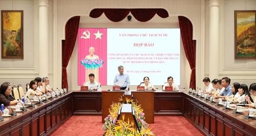 Phó Chủ nhiệm Văn phòng Chủ tịch nước Cấn Đình Tài công bố lệnh của Chủ tịch nước về công bố 2 pháp lệnh.