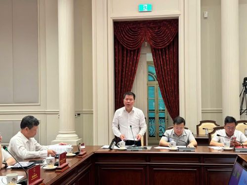 Đồng chí Lê Thế Phúc, Vụ trưởng Vụ Pháp chế và Quản lý khoa học, Tòa án nhân dân tối cao giới thiệu những nội dung cơ bản của Pháp lệnh sửa đổi, bổ sung một số điều của Pháp lệnh Trình tự, thủ tục xem xét, quyết định áp dụng các biện pháp xử lý hành chính tại tòa án nhân dân.