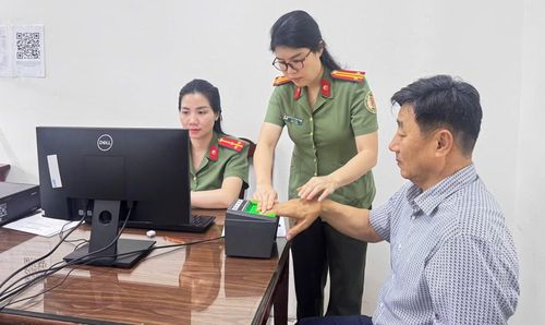 Cán bộ Phòng Quản lý xuất nhập cảnh, Công an tỉnh Phú Thọ làm thủ tục cấp định danh điện tử mức độ 2 cho người nước ngoài.