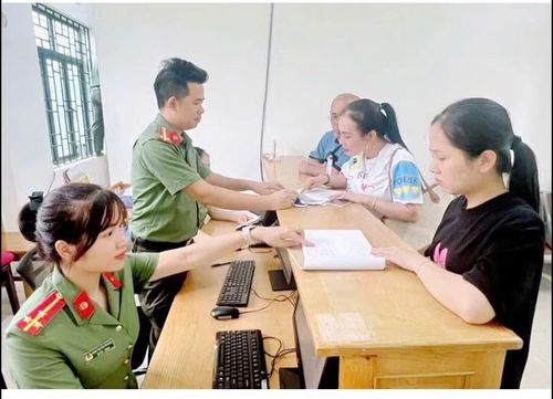 Cán bộ Phòng Quản lý xuất nhập cảnh, Công an tỉnh Phú Thọ làm thủ tục cấp hộ chiếu phổ thông cho công dân.
