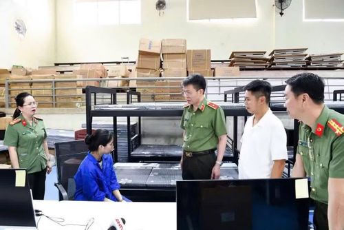 Thiếu tướng Nguyễn Minh Tuấn, Giám đốc Công an tỉnh Phú Thọ trực tiếp lấy lời khai các đối tượng trong vụ án “Tổ chức cho người khác ở lại Việt Nam trái phép”.