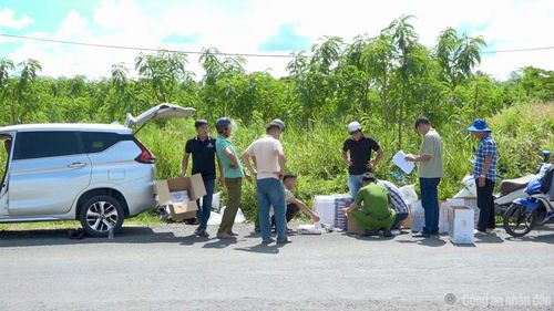 Công an xã Hòa Tú tạm giữ người, tang vật và phương tiện để điều tra làm rõ.
