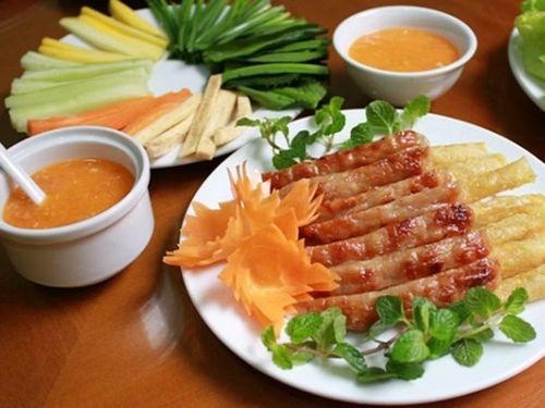 Nem nướng Khánh Hòa - một món ăn ngon được du khách và người dân địa phương ưa thích. Ảnh: Mia.vn.