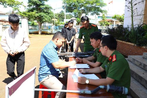 Công an cơ sở ở Lâm Đồng thực hiện cao điểm tấn công trấn áp tội phạm, thu hồi vũ khí, vật liệu nổ trong dân.