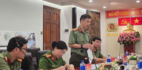 Đại tá Nguyễn Đình Thảo, Trưởng phòng Văn hóa, văn nghệ thừa ủy quyền của lãnh đạo Cục Công tác chính trị tiếp thu ý kiến của các đại biểu.
