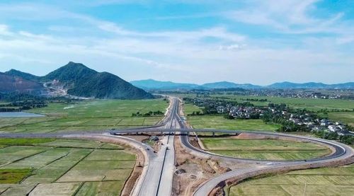 Nút giao Hưng Tây, đoạn Diễn Châu - Bãi Vọt cũng chính là điểm đầu của Cao tốc Vinh - Thanh Thủy.