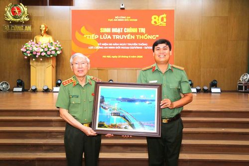 Thiếu tá Xa La Mông, cán bộ Phòng An ninh đối ngoại, Công an TP Cần Thơ trân trọng trao bức tranh cảnh đẹp sông nước Cần Thơ tặng Thượng tướng Nguyễn Văn Hưởng.