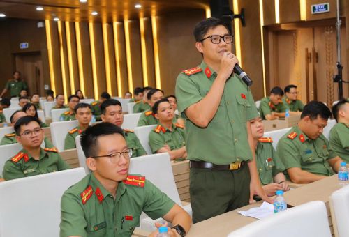 Đại diện đoàn thanh niên lực lượng An ninh đối ngoại giao lưu, đặt câu hỏi với Thượng tướng Nguyễn Văn Hưởng, nguyên Thứ trưởng Bộ Công an.