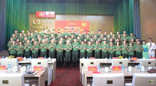  Các đại biểu, khách mời chụp ảnh tại buổi sinh hoạt chính trị “Tiếp lửa truyền thống”. 