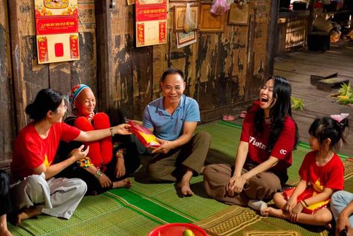 Người dân Cần Yên nhận cờ Tổ quốc.