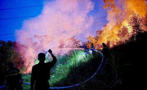 Lực lượng phòng cháy chữa cháy Công an Nghệ An nỗ lực khống chế ngọn lửa. Ảnh: HQ