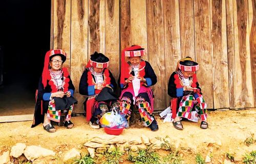 Phụ nữ dân tộc Dao Đỏ xóm Nặm Dạng gìn giữ nghề thêu trang phục truyền thống.
