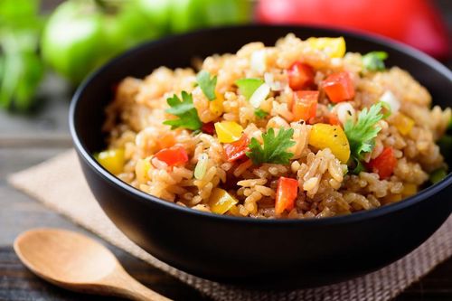 Ngoài cơm và trứng, bạn có thể thêm các nguyên liệu như hành lá, cà rốt, đậu Hà Lan, xúc xích hoặc tôm để tăng hương vị. Ảnh minh họa.
