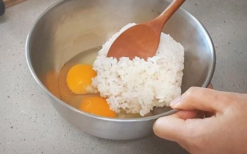Cách làm tối ưu: Trộn cơm với trứng trước khi rang. Ảnh minh họa.