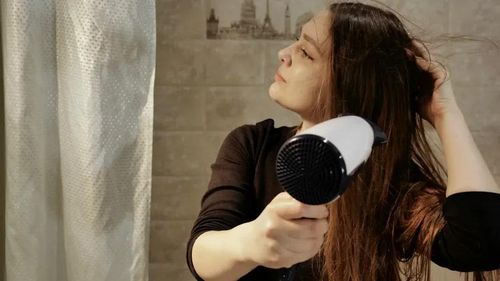 Bạn chỉ nên sấy đến khi tóc khô khoảng 80 - 90%, sau đó để tóc khô tự nhiên.