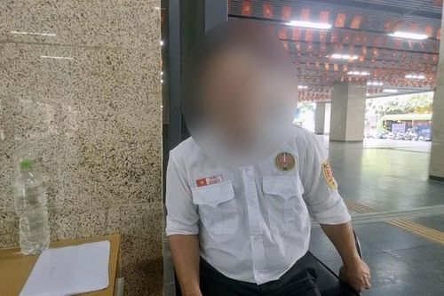 Ông Vinh hiện chuyển sang làm bảo vệ cho một quán ăn và vẫn đang chờ được nhận các tháng lương bị nợ. Ảnh: Nhóm PV Báo Lao Động.