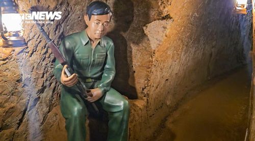 Địa đạo được bố trí trên ba tầng, từ 15 mét dưới lòng đất đến 24 mét, với những đường hầm hẹp và thấp dần mở rộng thành những phòng sinh hoạt chung lớn hơn. Các hốc tường được dùng làm chỗ ngủ cho từng gia đình.