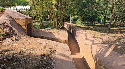 Bài viết về địa đạo Vịnh Mốc được nhà báo Pavlo Fedykovych của CNN thực hiện trong một chuyến đi đến tỉnh Quảng Trị. Tác giả miêu tả chi tiết hệ thống địa đạo Vịnh Mốc dài hơn 1,6km, với các đường hầm được đào theo hình zíc zắc nhằm giảm áp lực của sóng nổ từ bom đạn. Các đoạn hầm có trần vòm và vách dày để tăng khả năng chịu lực.