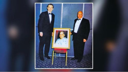 Tại lễ ra mắt Quỹ Loomba ở London năm 1998: Thủ tướng Anh Tony Blair (trái) và Raj Loomba bên chân dung bà Pushpa Wati Loomba. (Ảnh: The Loomba Foundation).