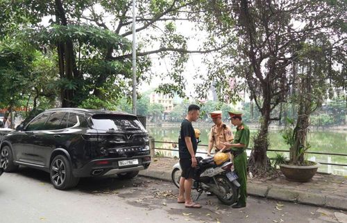 Công an phường Kim Liên kiểm tra, xử lý vi phạm quy định dừng, đỗ xe. Ảnh: Hương Nguyễn