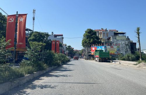 “Nút thắt cổ chai” trên quốc lộ 21B tại ngã tư Vác (xã Dân Hòa). Ảnh: Thu Hằng