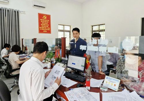Giải quyết hồ sơ cho người dân tại Điểm phục vụ hành chính công xã Ứng Hòa. Ảnh: Hoàng Sơn