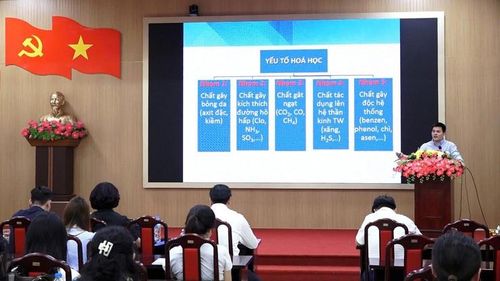 Báo cáo viên đến từ Trung tâm Kiểm soát bệnh tật (CDC) Hà Nội truyền đạt các vấn đề trọng tâm trong lĩnh vực ATVSLĐ tại hội nghị. Ảnh T.Đạt.